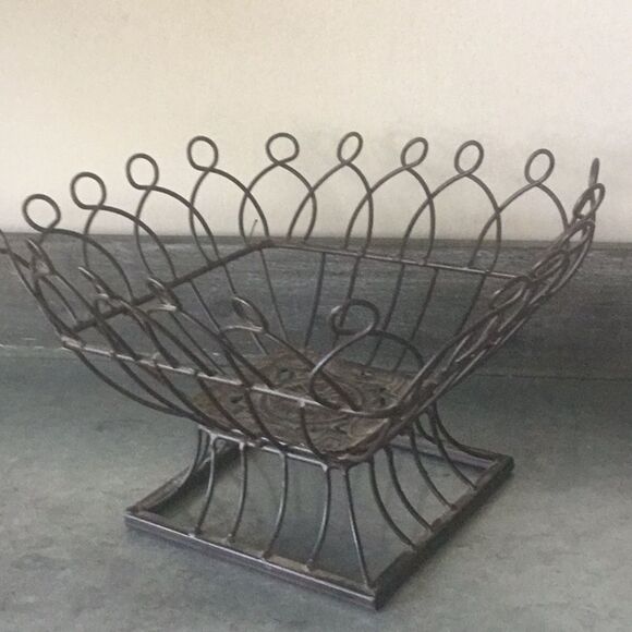 Metal basket with base and rosette decor organization - Picture 1 of 5